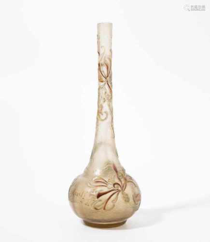 Emile GalléNancy, um 1890. Vase. Bräunlich getöntes Glas, reliefiert geätzter Dekor mit Kornblumen