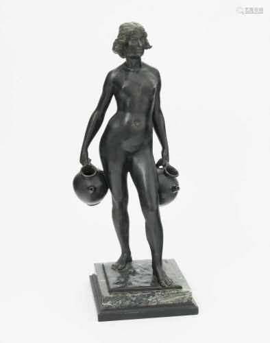 Boesch, August(Ebnat 1857–1911 Zürich)Wasserträgerin. 1904. Bronze. Auf dem Bronzesockel signiert,