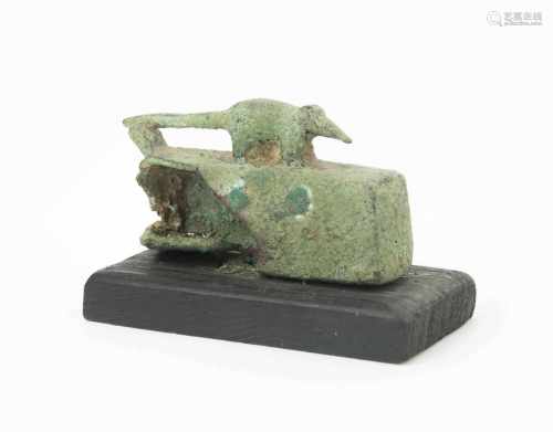 Spitzmaus-SarkophagÄgypten, Spätzeit, 664–332 v. C. Bronze. L 6, H 3,8 cm. – Bruch- und Fehlstelle.