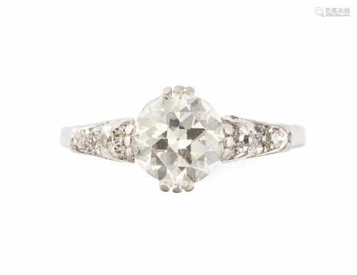 Diamant-Ring1940er Jahre. 750 Weissgold. 1 Brillant ca. 1.40 ct P/Q-si. Rundiste mit kl. Kerbe.