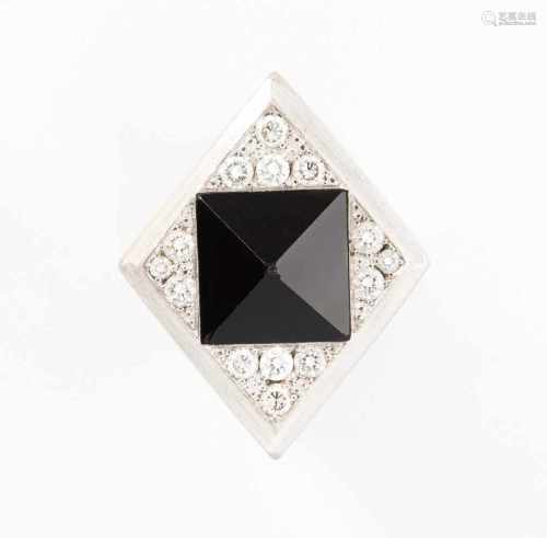 Onyx-Brillant-Ring750 Weissgold. Massive Rautenform. 1 Onyxpyramide ca. 11 × 11 mm, Spitze leicht