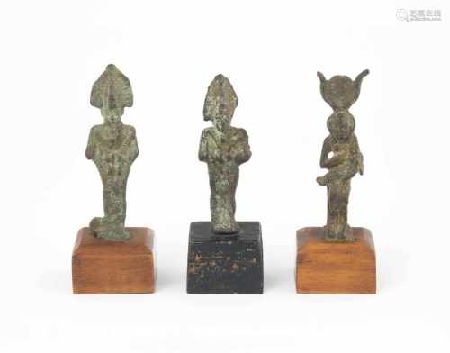 Drei StatuettenÄgypten, Spätzeit, 664–332 v. C. Bronze. Zwei Osirisstatuetten und eine Statuette der