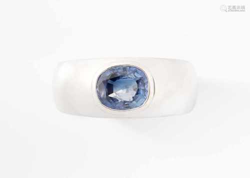 Saphir-Ring750 Weissgold. Massiver Ring mit 1 oval fac. Saphir ca. 2 ct, wohl unbehandelt. Gr. 61,