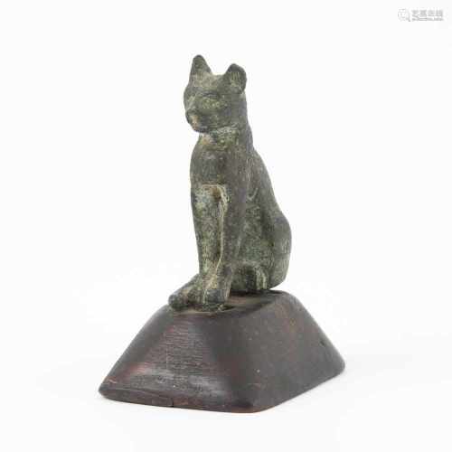 KatzeÄgypten, Spätzeit, 664–332 v. C. Bronzevollguss. Sitzende Katze. H 6 cm. – Auf Holzsockel