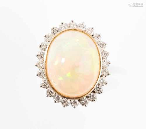 Opal-Brillant-Ring750 Gelbgold. Entourage-Modell mit 1 ovalen Opal-Cabochon ca. 22 × 18 mm,