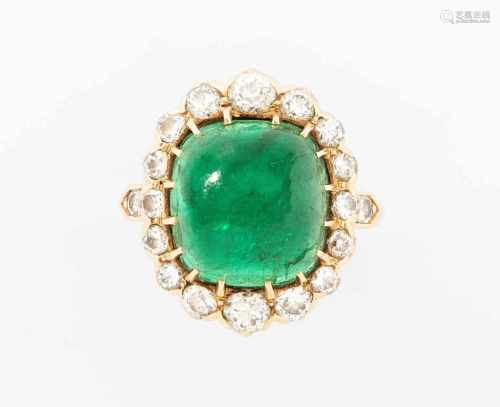 Smaragd-Diamant-Ring1950er Jahre. 750 Gelbgold. Entourage-Modell mit 1 Smaragd-Cabochon ca. 4.70 ct,