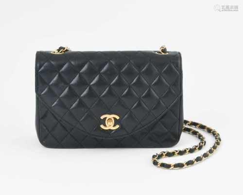 Chanel, kleine HandtascheAus schwarzem, gestepptem Leder. Goldfarbene Metallapplikationen.