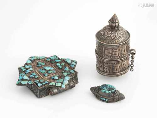 Lot: 1 Amulettbehälter, 1 Teil einer Gebetsmühle und 1 HaarschmuckTibet. Amulettbehälter (G'au)