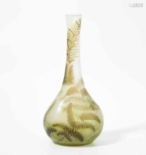 Emile GalléNancy, um 1900. Vase. Farbloses Glas mit milchigweissen Pulvereinschmelzungen, aussen