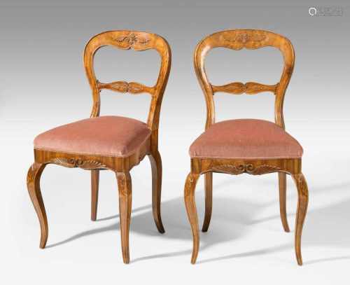 Ein Paar StühleLouis Philippe 1850/60. Nussbaum. Mouliertes Gestell auf ausgestellten Beinen, mit