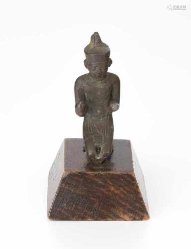 Kleine FigurÄgypten, Spätzeit, 664–332 v. C. Bronze. Vollguss. Männliche, kniende Figur,