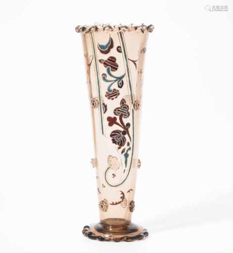Emile GalléNancy, um 1884–1890. Vase. Braun getöntes Glas, aufgelegte Beerennuppen, emaillierter und