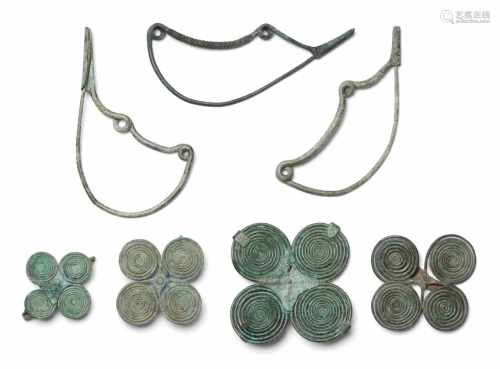 4 Vierspiralfibeln und 3 SchlangenfibelnEtruskisch, 9.–8. Jh. v. C. Bronzedraht und Blech. Vier