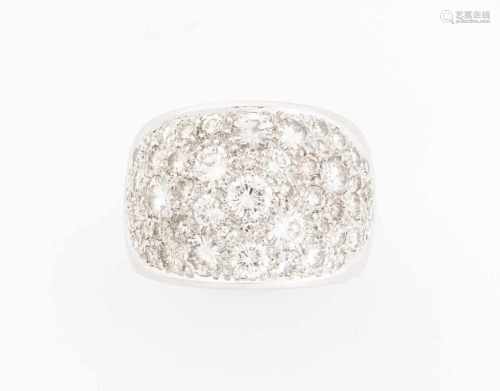 Brillant-Ring750 Weissgold. Massiver, bombierter Bandring mit Brillantpavé ca. 2 ct H-si. Gr. 48,