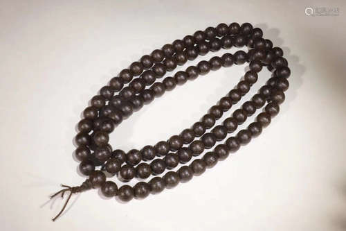 A CHENXIANG WOOD BEADS STRING NECKLACE