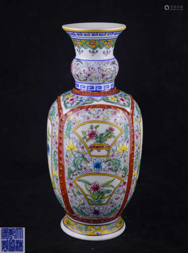 A FAMILLE-ROSE FLORAL PATTERN VASE