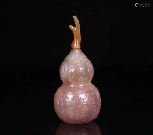 A OLD AGATE CARVED GOURD SHAPED VASE