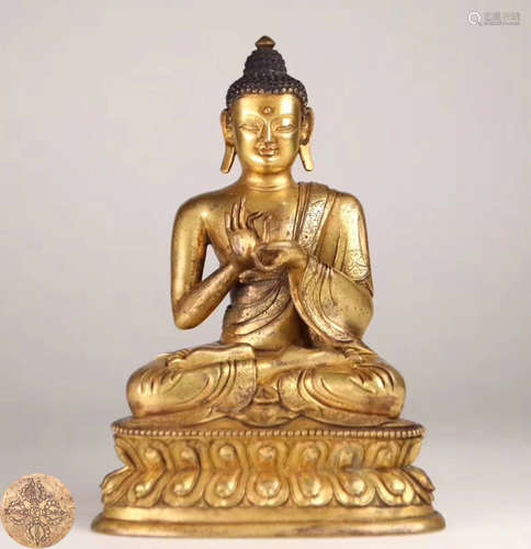 A GILT BRONZE MOLDED SHAKYAMUNI BUDDHA STATUE