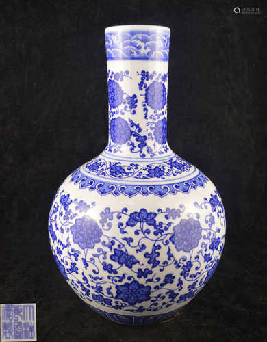 A BLUE&WHITE LEAFY SCROLL PATTERN TIANQIU VASE