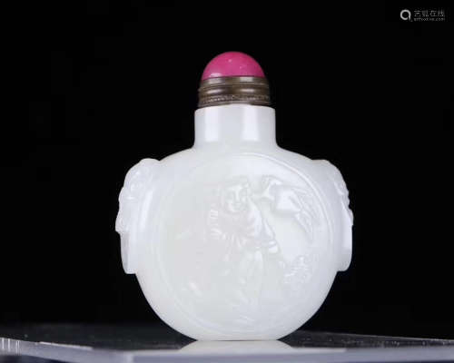A HETIAN JADE CARVED SNUFF BOTTLE