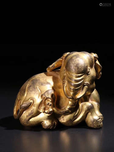 A GILT BRONZE ELEPHANT SHAPED ORNAMENT