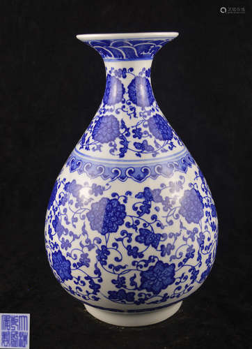 A BLUE&WHITE LEAFY SCROLLS PATTERN PEAR VASE