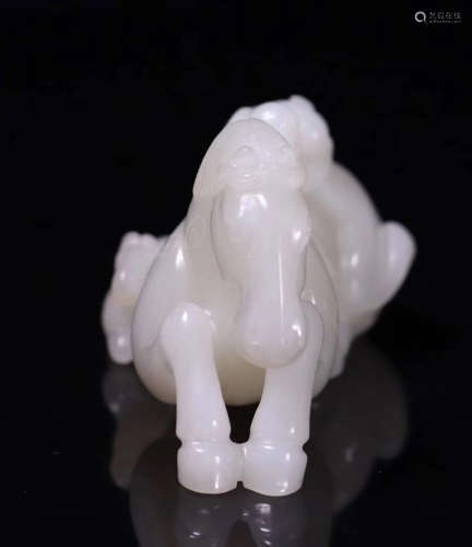 A HETIAN JADE CARVED ANIMALS SHAPED PENDANT