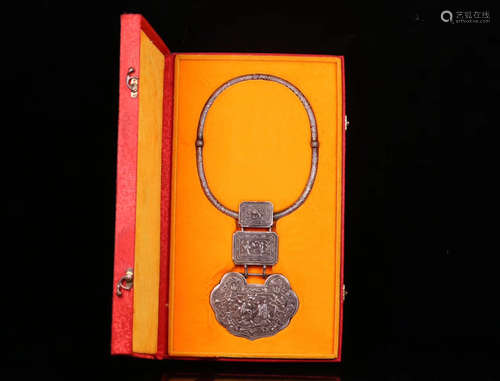 A OLD SILVER LOCK SHAPED NECKLACE