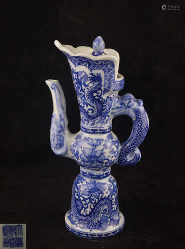 A BLUE AND WHITE DRAGON PATTERN EWER