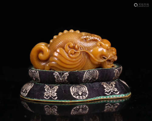 A TIANHUANG STONE CARVED ANIMAL SHAPED PENDANT