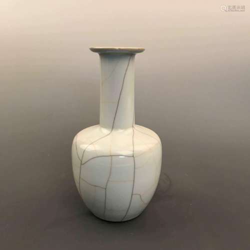 Fine Chinese Ge Yao Vase
