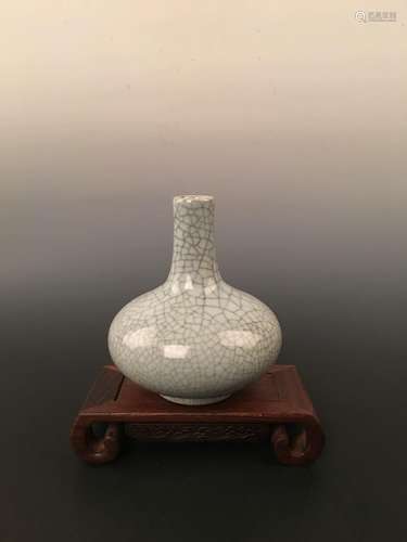 Ge Yao Bottle with Qianlong Mark