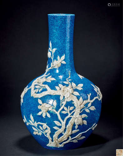 清 炉钧釉雕瓷花卉天球瓶