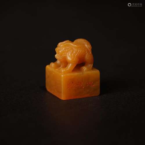 A CARVED TIANHUANGSTONE SEAL