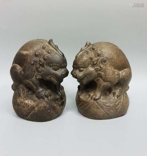 A PAIR OF CARVED STONE LIONS ,QING DYNASTY