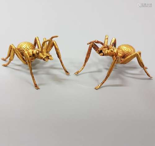 A PAIR OF GOLD SPIDERS ,TANG PERIOD