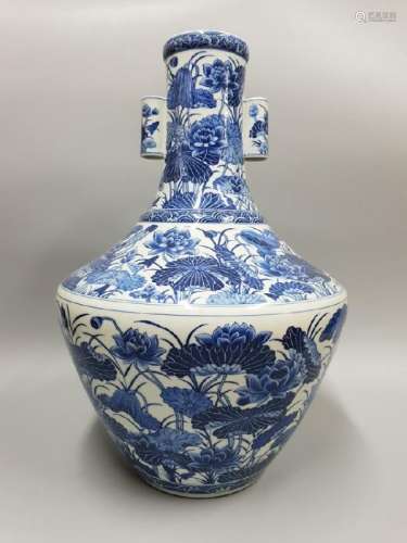 A LARGE BLUE AND WHITE VASE ,QIANLONG PERIOD