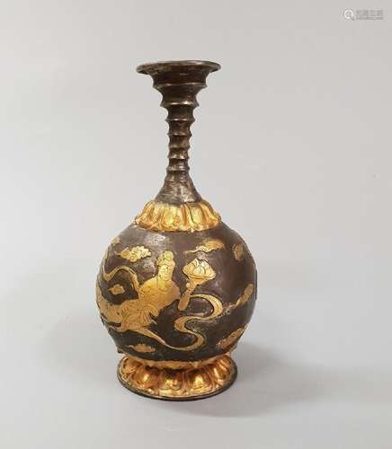 A CARVED GILT-SILVER VASE ,TANG PERIOD