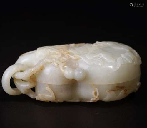 A CARVED WHITE JADE DOUBLE GOURD BOX AND COVER ,QING