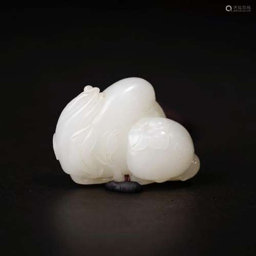 A CARVED WHITE JADE PEACH'S PENDANT ,QING DYNASTY