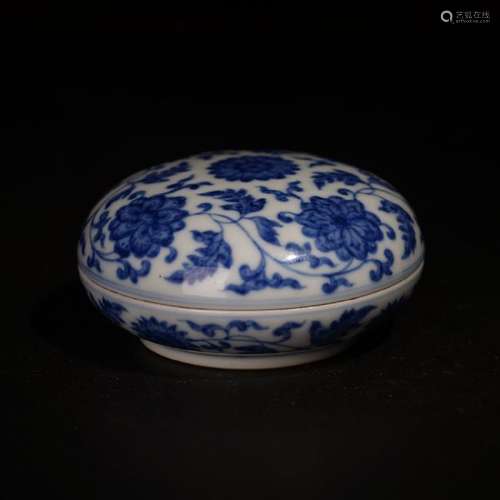 A BLUE AND WHITE BOX AND COVER ,QING DYNASTY