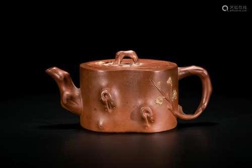 A Tree Trunk-Formed Teapot