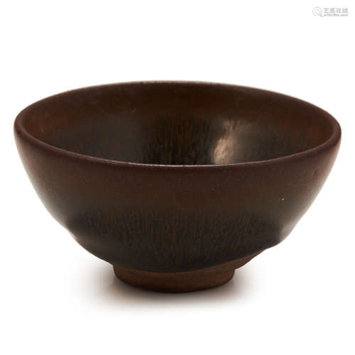 AN ANTIQUE CHINESE TEA BOWL of circular form, 9.0cm, 155g.