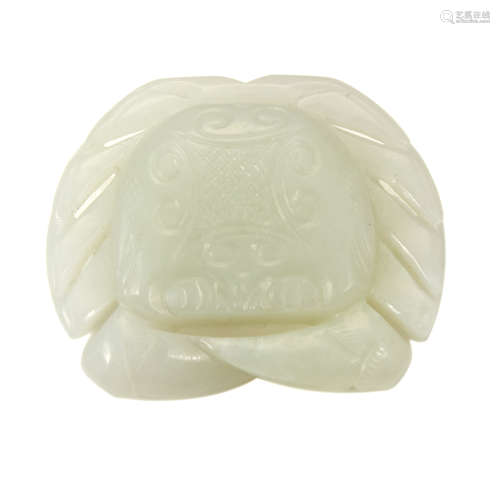 A CHINESE WHITE JADE CRAB FIGURE carved to depict a crab, 5.5cm, 43g.