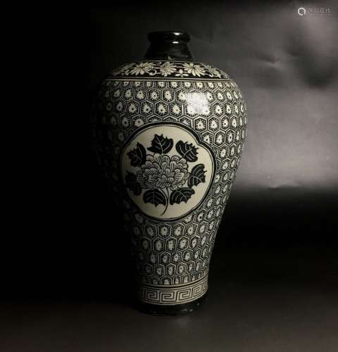 An Antique Black and White Glaze Porcelain Vase