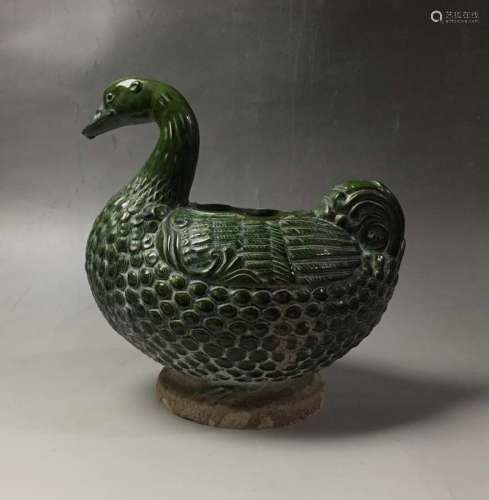 A Green-Glazed Porcelain Pot