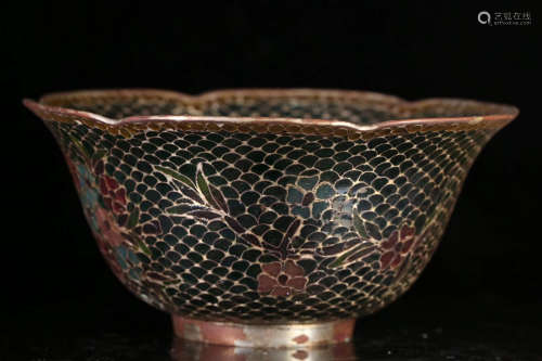 THE REPUBLIC OF CHINA, A LARGE CLOISONNE BOWL