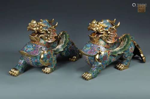 17-19TH CENTURY, A PAIR OF  PIXIU DESIGN CLOISONNE ORNAMENT, QING DYNASTY