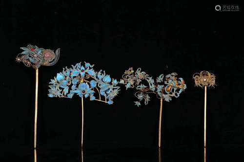 17-19TH CENTURY, A SET OF FLORAL DESIGN GILT SILVER HAIRPINS, QING DYNASTY