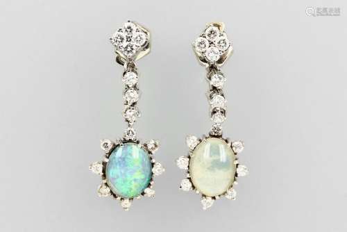 Pair of 18 kt gold earrings with opal-triplet and